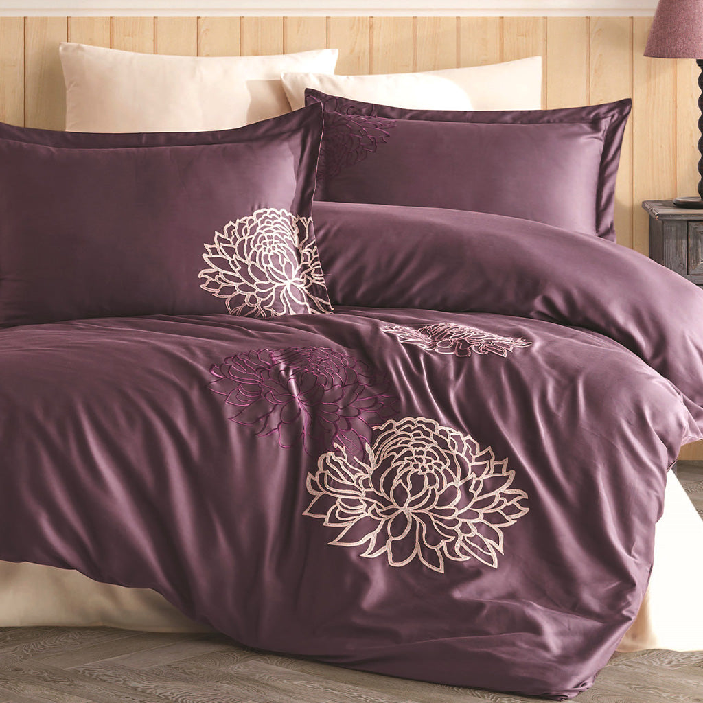 Premium Quality Bedding Set in  Plum Color – Includes Duvet Cover and Pillowcases for a Cozy Bedroom Look